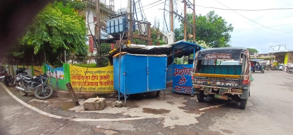 किला चौक पर अतिक्रमण का आलम, पार्क के चारों ओर अतिक्रमणकारियों ने किया कब्जा।