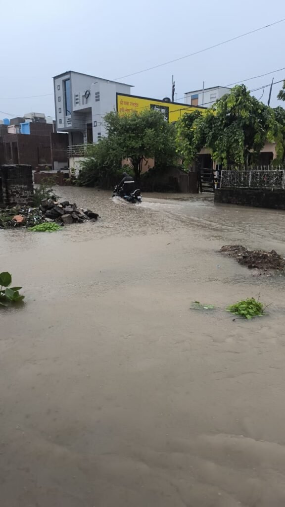 रेगर बस्ती डूबी बाढ़ में नाला संकड़ा होने से हो रही है परेशानियां