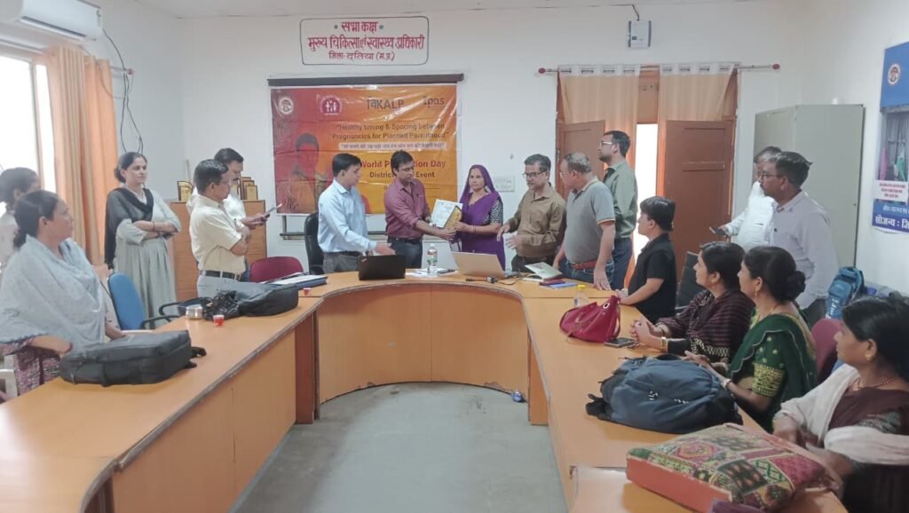 विश्व जनसंख्या दिवस के उपलक्ष के अंतर्गत आशा, उप स्वास्थ्य केंद्र एवं प्राथमिक स्वास्थ्य केंद्र को उत्कृष्ट कार्य करने के लिए सम्मानित किया गया।