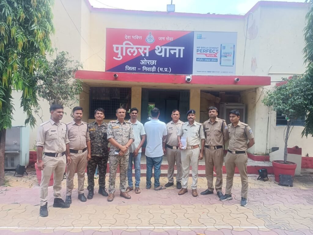 ओरछा पुलिस द्वारा विदेशी पर्यटकों का होटल में सी-फॉर्म न भरने पर की कार्यवाही।