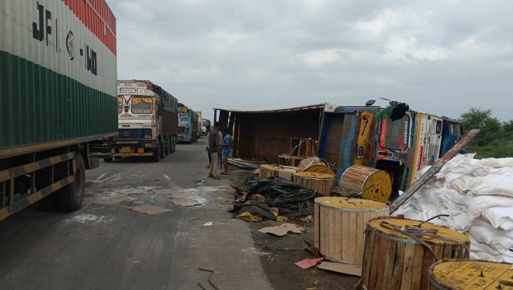 गाय को बचाने के चक्कर में तस्वारिया खुर्द के पास ट्रक पलटा
