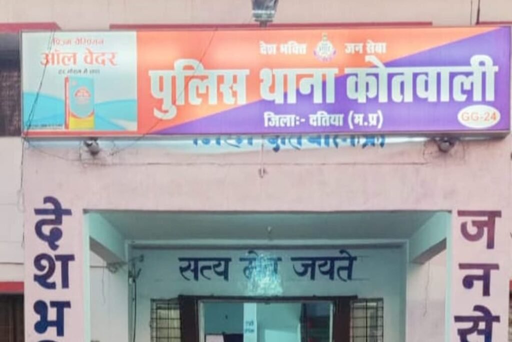 थाना कोतवाली पुलिस ने जुआ के अड्डे पर दबिश देकर 5050/- रुपये नगदी, 05 ताश की गड्डियाँ, 01 डीव्हीआर एवं 09 वाहन जप्त कर 09 जुआरियों को पकड़ा।
