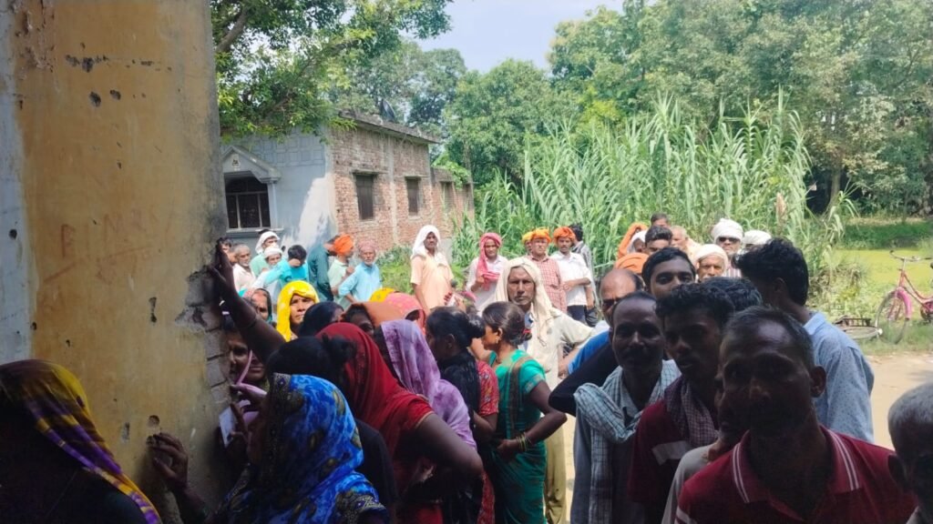 सिधावे समिति पर यूरिया खाद पुलिस के देख रेख में  वितरण किया गया।