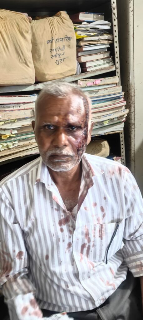 खाद की बोरी बांटकर लौट रहे समिति प्रबंधक पर हमला, बदमाशों ने पीटकर 55 हजार रुपये नगद और पीओएस मशीन लूटी।