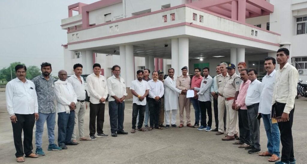 मनोज परमार को सुरक्षा व्यवस्था प्रदान करने को लेकर मालवीय समाजजनों ने मुख्यमंत्री के नाम दिया कलेक्टर कार्यालय ज्ञापन।