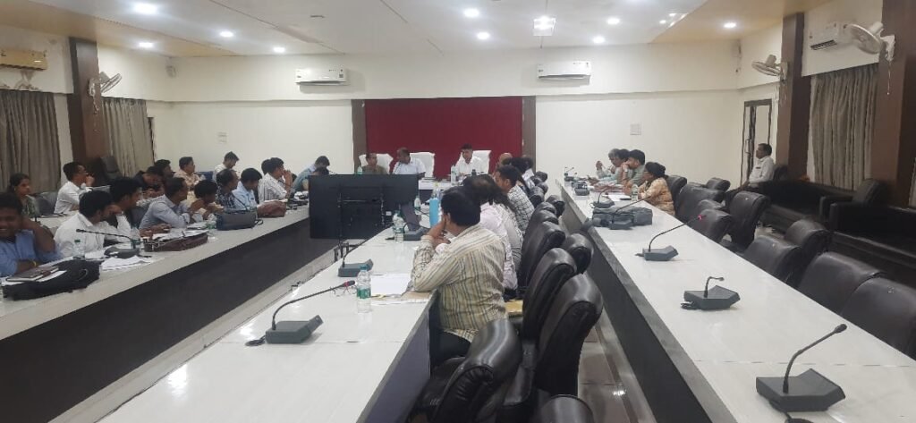 राजगढ़। जिले में निर्माण कार्यों की समीक्षा बैठक सम्पन्न आंगनवाड़ी भवनों का निर्माण कार्य एक माह में पूर्ण करने के निर्देश