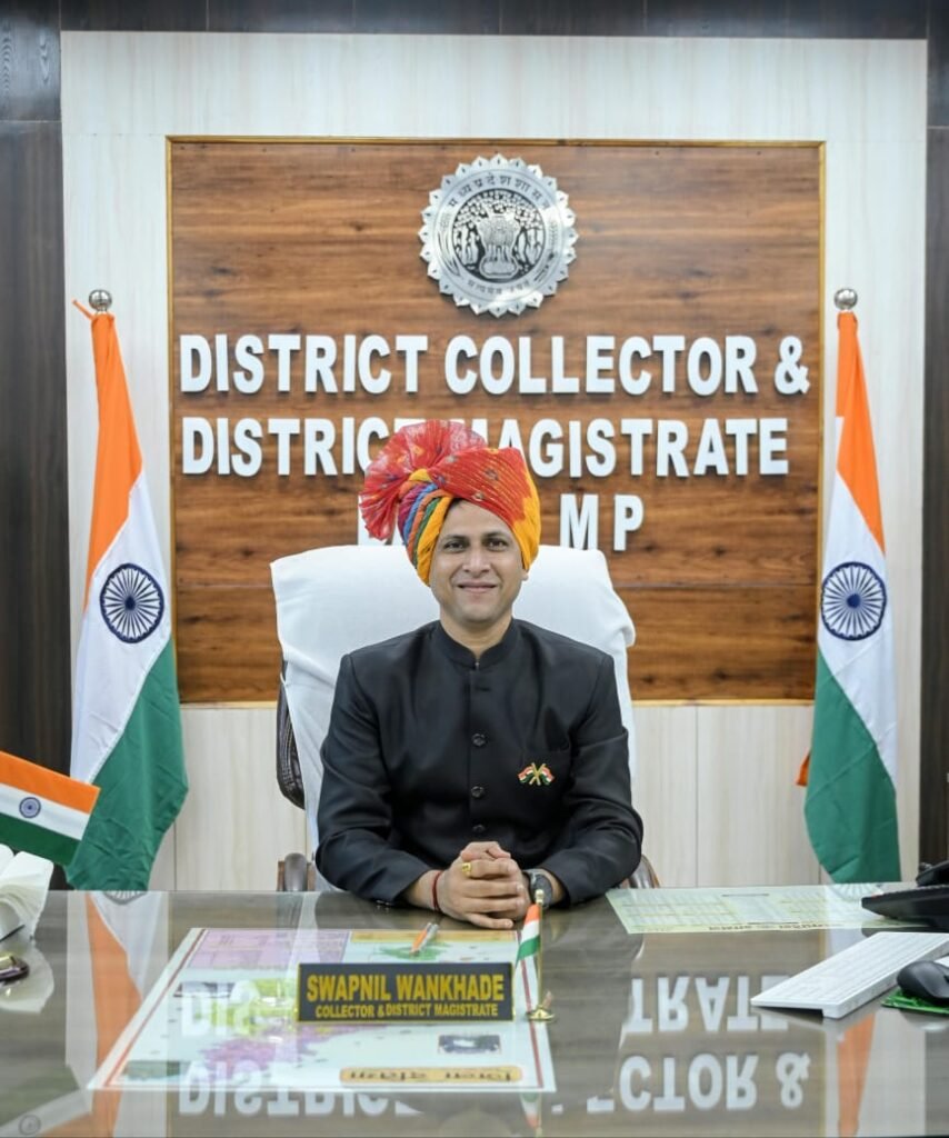 जनसुनवाई में कलेक्टर सख्त: पाँच माह से लंबित पेंशन मामले पर डीईओ को फटकार, आदेश पर 15 दिन का वेतन काटा।