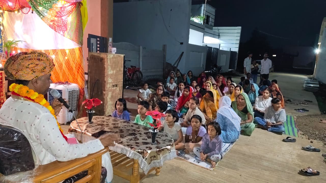 आज निधिवन गजानन मंडल आष्टा के  द्वारा मटकी फोड़ कार्यक्रम