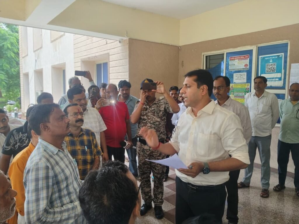 दतिया में सहकारी सोसायटी संचालकों का प्रदर्शन, कलेक्टर को सौंपा ज्ञापन