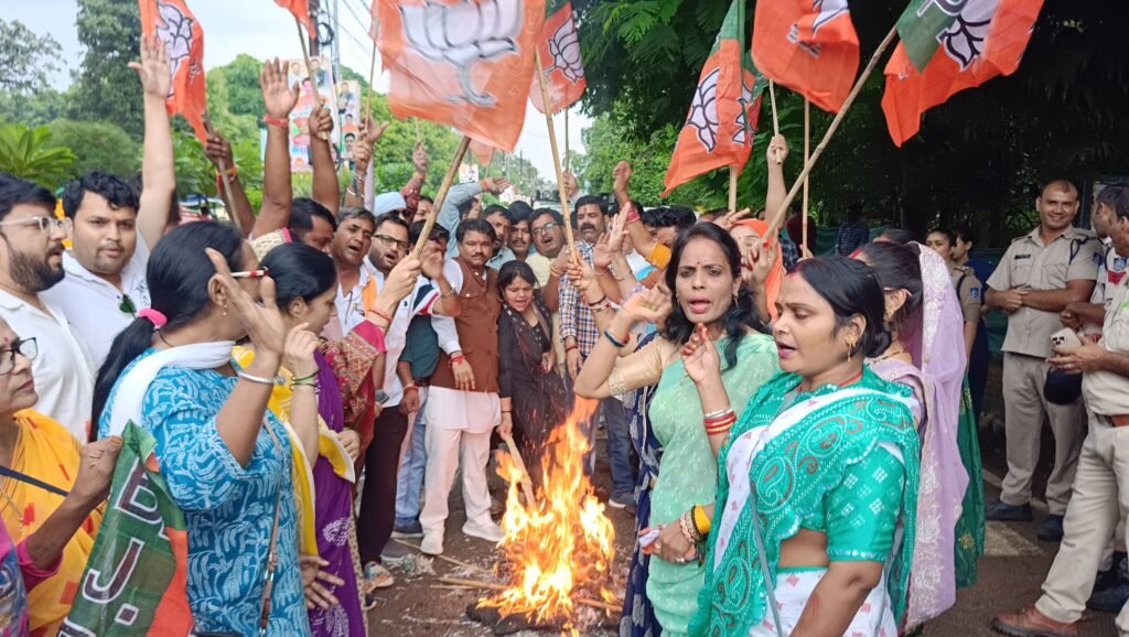 भाजपा महिला मोर्चा ने राहुल गांधी का किया पुतला दहन।