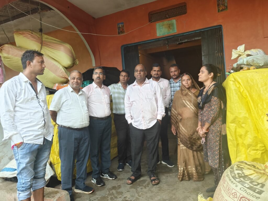 राजगढ़। कलेक्टर ने उन्नतशील किसानों और नवाचारों का किया निरीक्षण