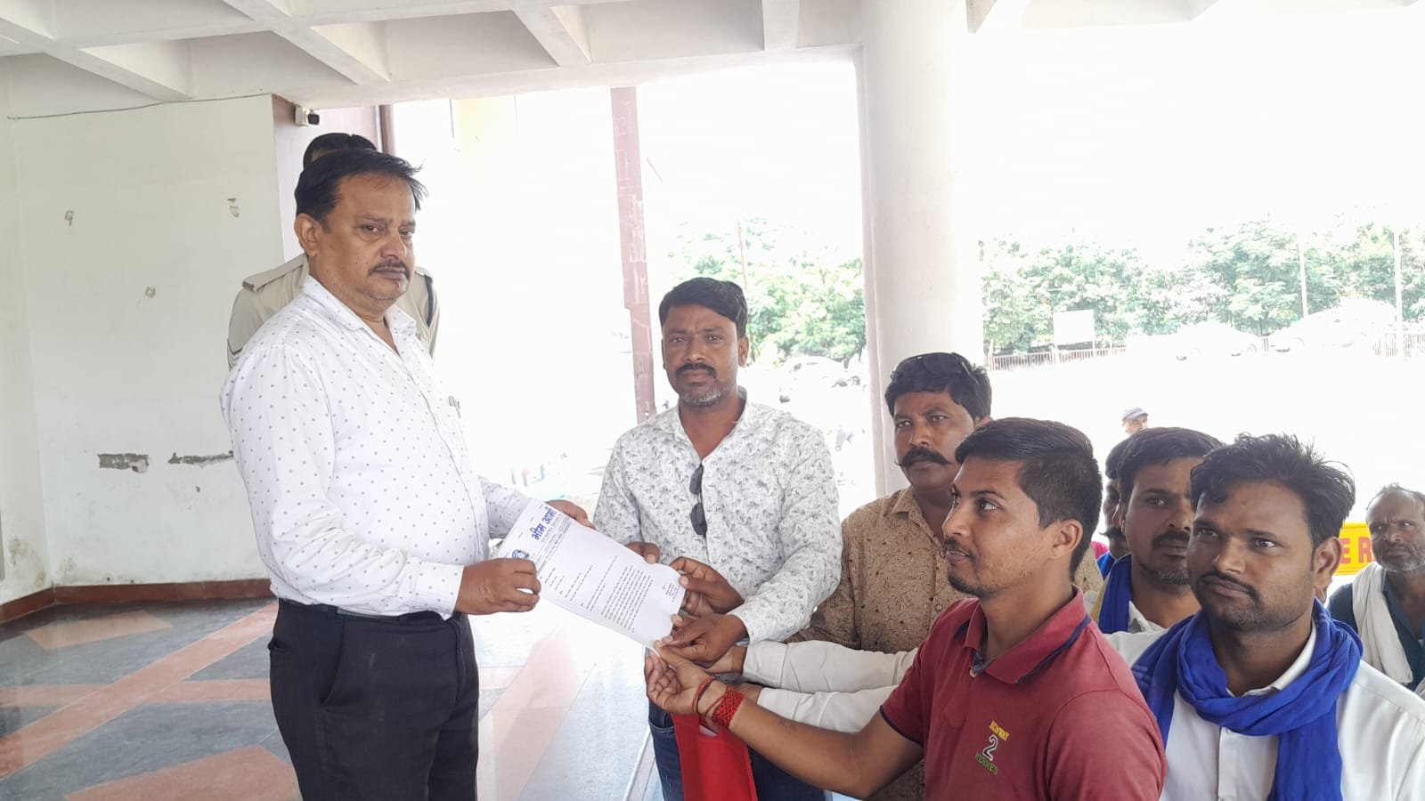 भीम आर्मी ने रतलाम जिला कलेक्टर को तीन सूत्रीय मांगों को लेकर ज्ञापन सौंपा।