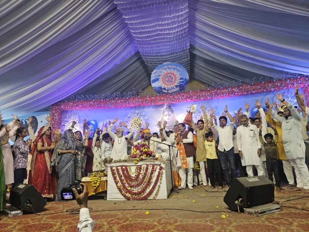 नरसिंहगढ़ पार्थिव शिवलिंग निर्माण में शामिल हुए मंत्री टेटवाल, गुरुदेव परसाई जी का लिया आशीर्वाद