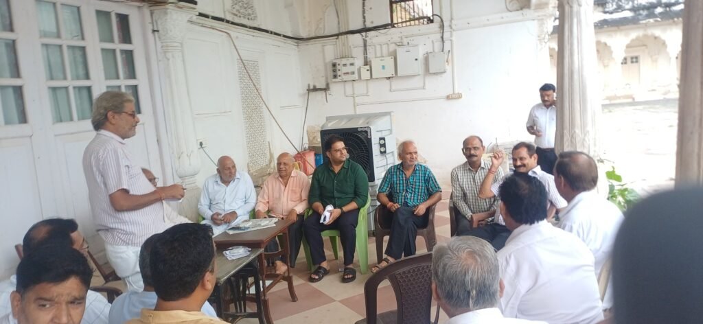 दतिया। श्री रामलीला आयोजन समिति के गठन हेतु प्रथम बैठक संपन्न बैठक में नगर के प्रमुख युवा व्यवसाई हुए सम्मिलित।