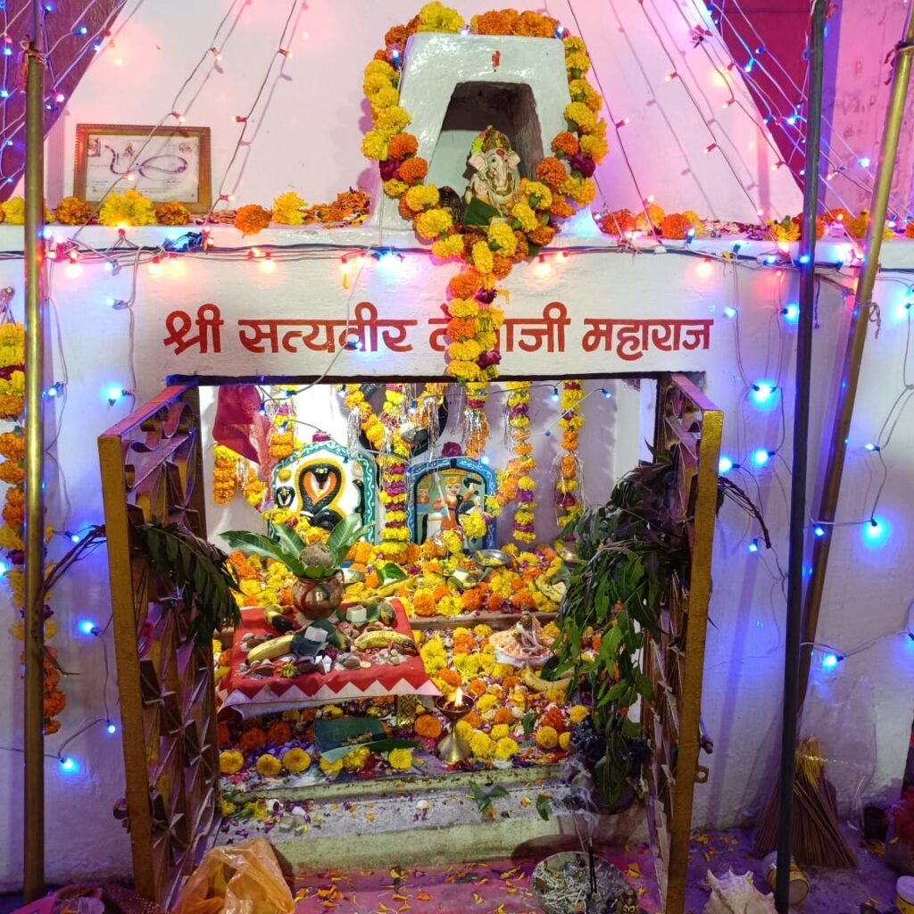 लोक देवता रामदेवजी और तेजाजी दशमी पर भक्तों ने लड्डू चूरमा का भोग लगाकर तेजाजी मंदिर पर चढ़ाया छत्री व निशान।