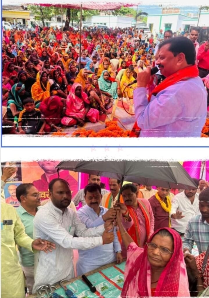 कुशीनगर। मथौली नगर पंचायत के अध्यक्ष नवरंग सिंह ने गरीब असहाय महिलाओं को छाता वितरण किया।