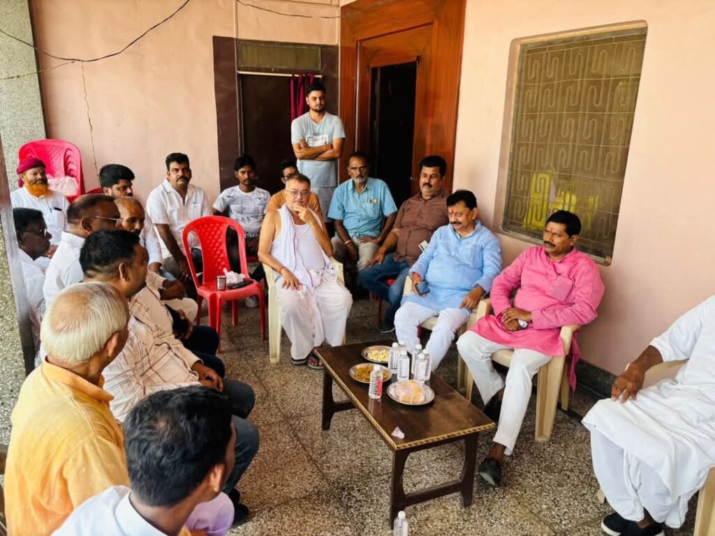 विनोद गोविन्द राव के माता नन्हे देवी की निधन की सूचना पर पहुंचे सांसद विजय कुमार दुबे।