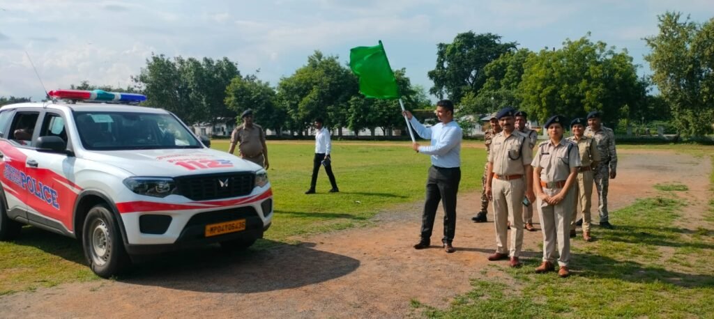 पुलिस अधीक्षक दतिया  सूरज कुमार वर्मा ने हरी झंडी दिखाकर