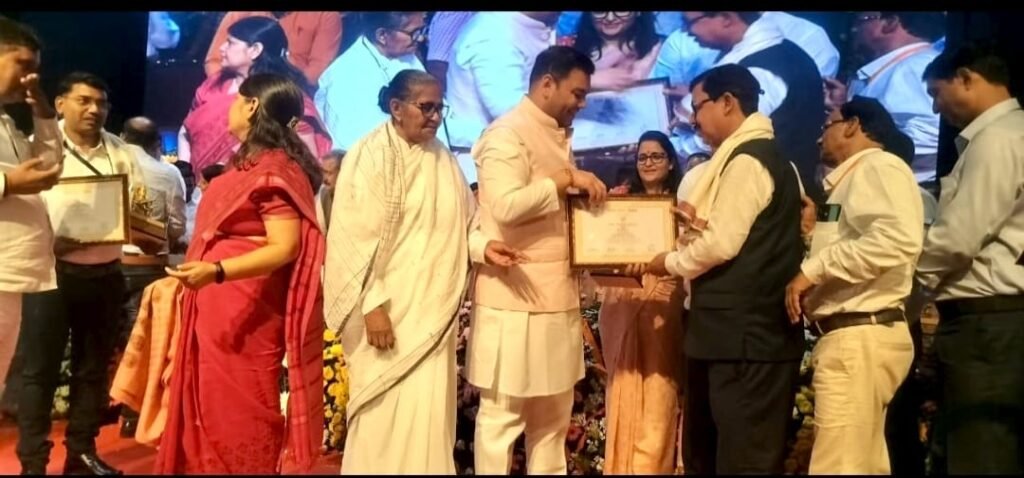 प्रधानाध्यापक को राज्य पुरस्कार से सम्मानित किया गया नगद 25000,व स्मृति चिन्ह मिला।