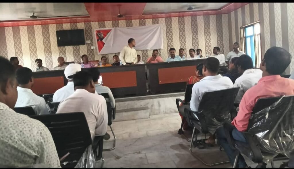 विकासखंड परिसर में रोजगार सेवको ने खरीफ फसल सर्वे का किया विरोध