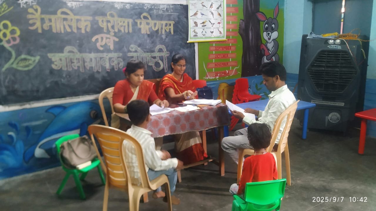 दतिया। शिक्षक-अभिभावक संगोष्ठी में बताया त्रैमासिक परीक्षा परिणाम।