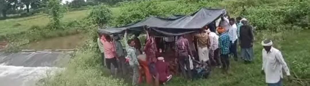 दतिया। ग्राम निचरौली में तिरपाल के सहारे हुआ अंतिम संस्कार, व्यवस्था पर उठे सवाल।