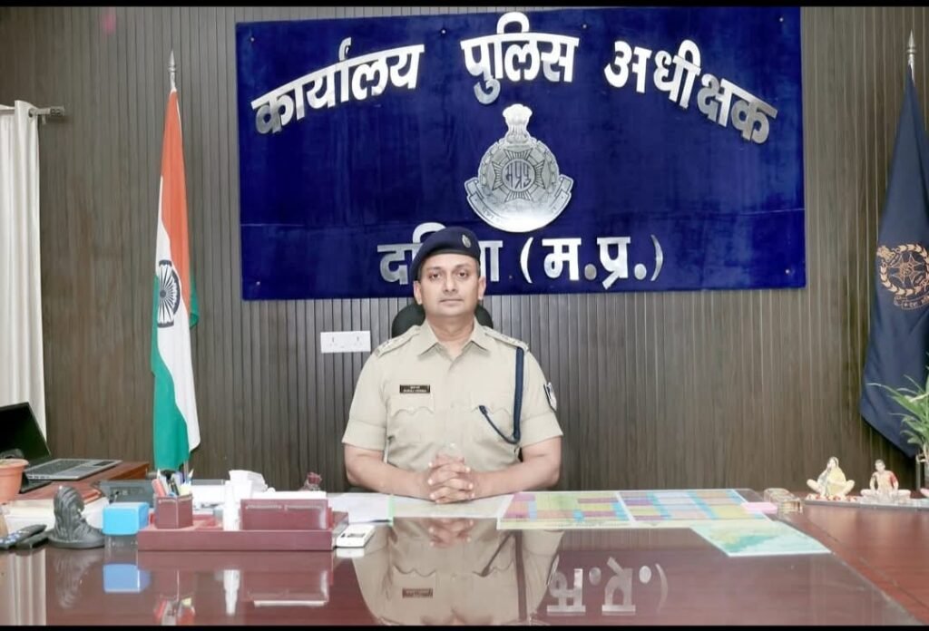 दतिया। सोशल मीडिया पर वायरल वीडियो बना पुलिस विभाग की किरकिरी, दो पुलिसकर्मी निलंबित।