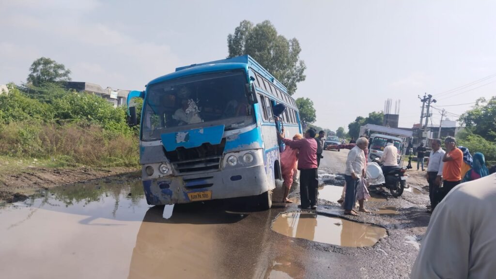 शाहपुरा-बनेड़ा सरपंच संघ की बड़ी चेतावनी-3 दिन सड़क नही सुधरी तो 15 तारिक को चक्का जाम