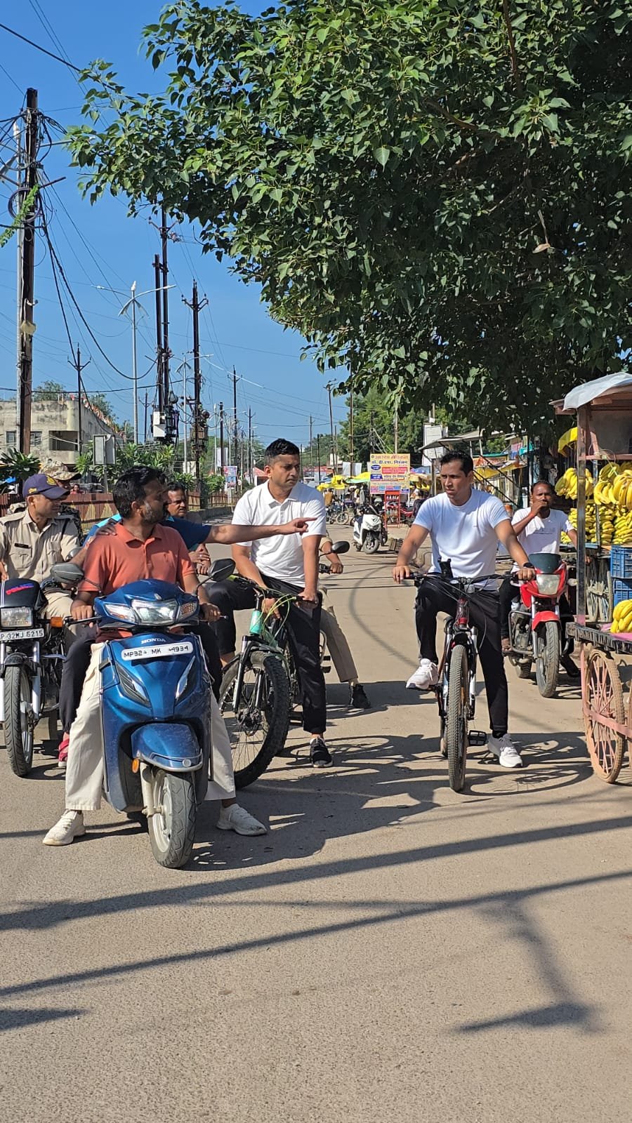 कलेक्टर और एसपी ने साइकिल से शहर का किया निरीक्षण,