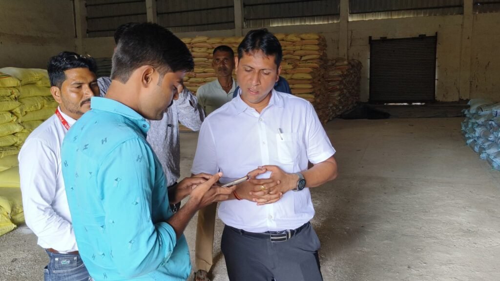 कलेक्टर स्वप्निल वानखड़े ने सेवढ़ा की प्राथमिक कृषि साख सहकारी समिति का निरीक्षण किया।