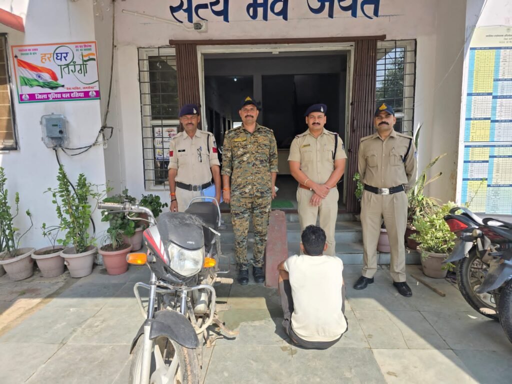 थाना कोतवाली पुलिस द्वारा शातिर मोटरसाईकिल चोर को पकड़ा।