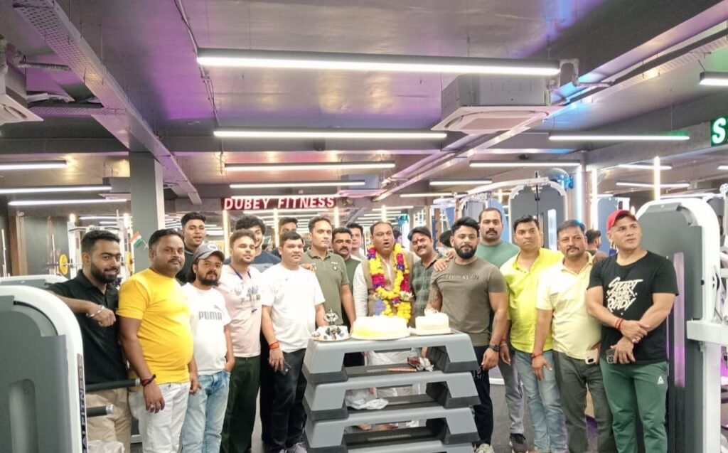 दतिया। युवाओं के चहेते पार्षद अक्कू दुबे का जन्मदिन धूमधाम से मनाया