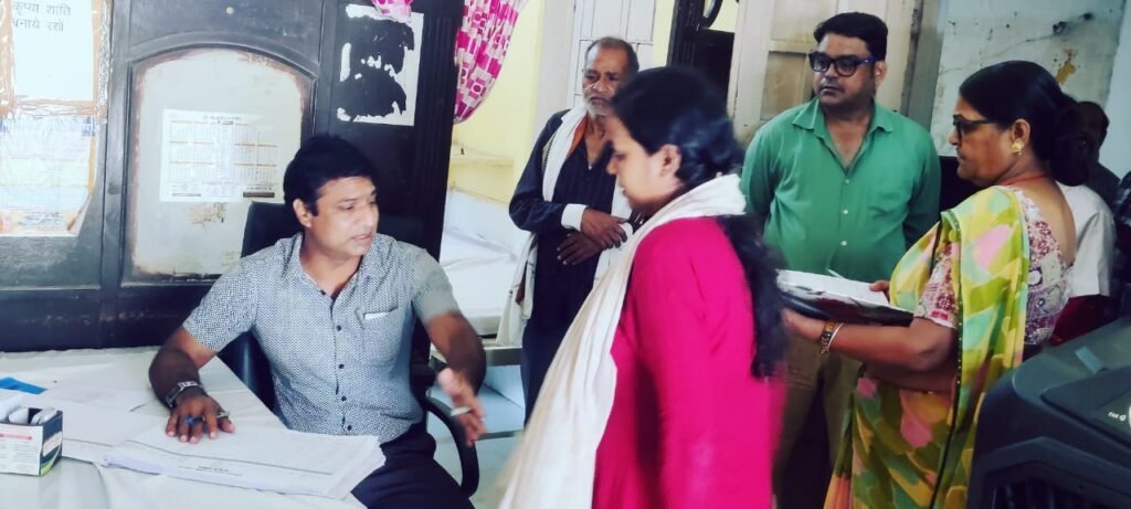 दतिया। सीएमएचओ ने सिटी डिस्पेंसरी का किया औचक निरीक्षण एक दिन का वेतन काटने के निर्देश।