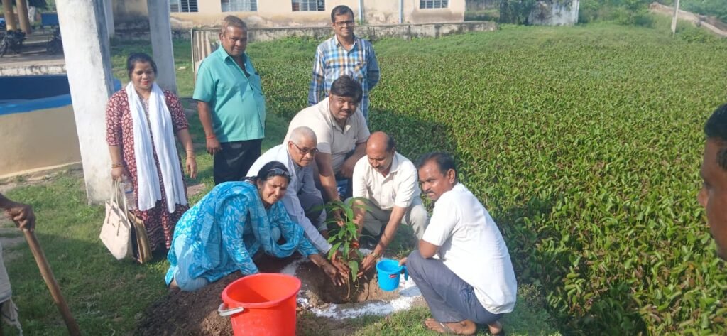 उप संचालक मत्स्योधोग द्वारा किया गया मछली पालन केन्द्र का निरीक्षण।