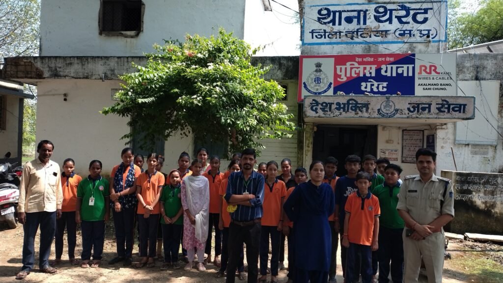 थाना थरेट पुलिस द्वारा स्कूली छात्र-छात्राओं को कराया गया