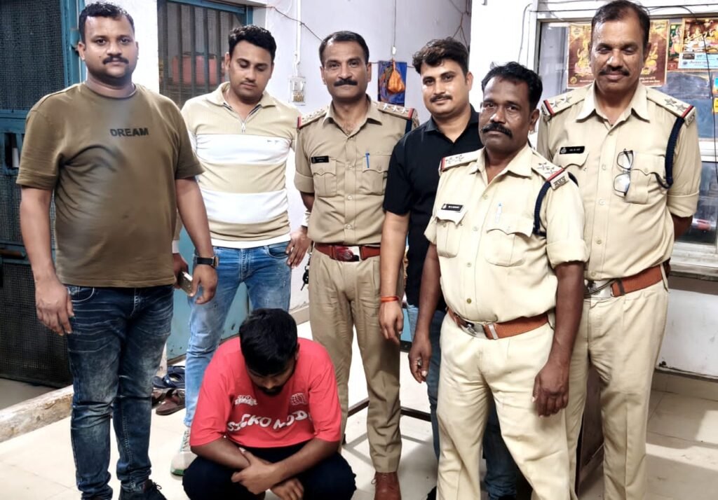 थाना सोनकच्छ क्षेत्र के जिला बदर आरोपी को गिरफ्तार कर की प्रभावी कार्यवाही।