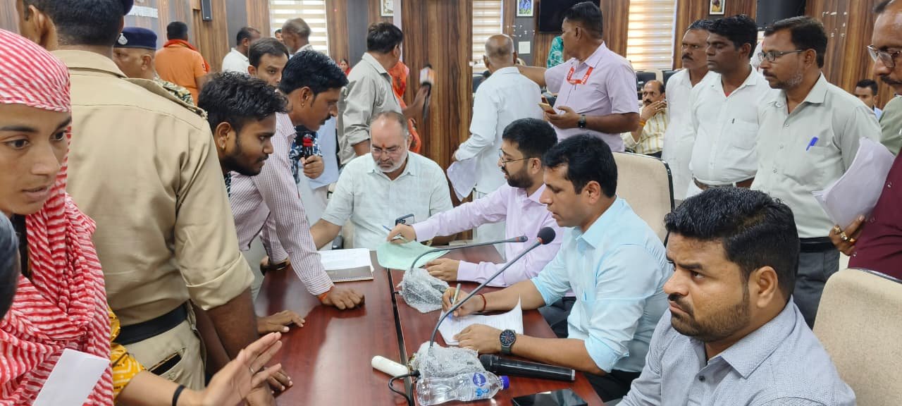 कलेक्टर स्वप्निल वानखडे ने जन सुनवाई के दौरान सुनी 120 से अधिक आवेदकों की समस्याएं
