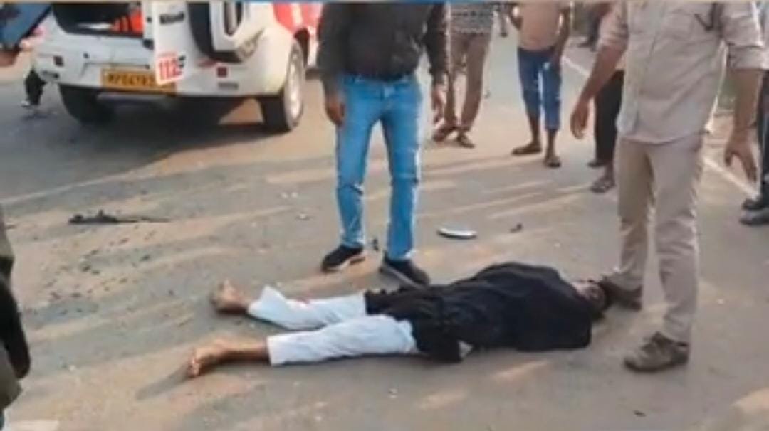 दतिया। तेज रफ्तार फॉर्चूनर कार ने बाइक सवार सरपंच को रोंदा।