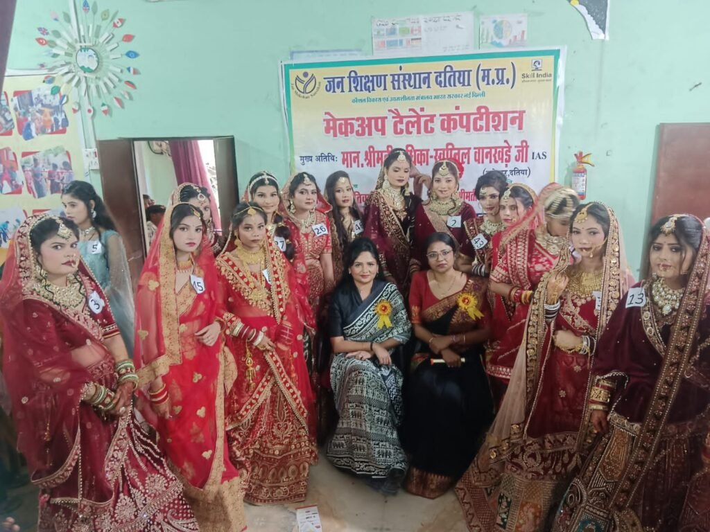 विश्वकर्मा जयंती पर दतिया में भव्य मेकअप टैलेंट प्रतियोगिता, कलेक्टर दंपत्ति रहे मुख्य अतिथि।