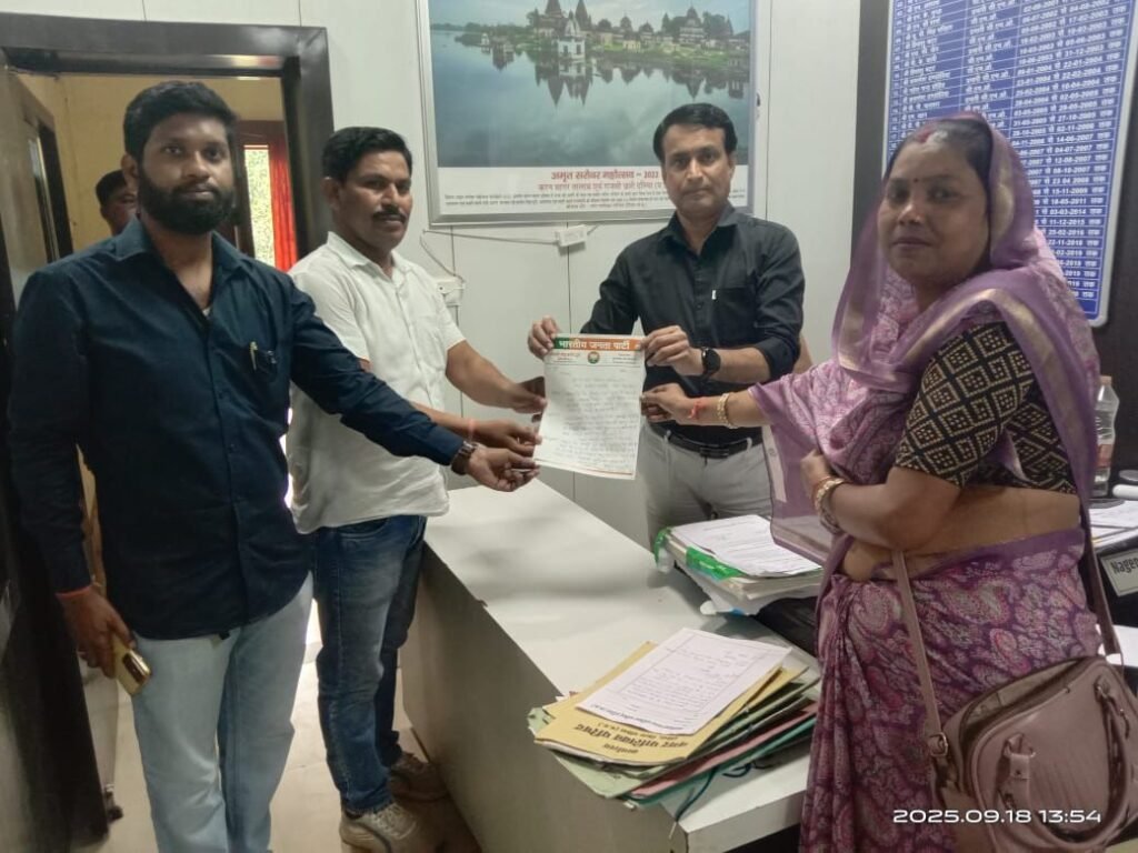 आगामी नवरात्रि पर्व को लेकर पार्षदों ने नगर पालिका सीएमओ नागेंद्र सिंह गुर्जर को सौंपा ज्ञापन।