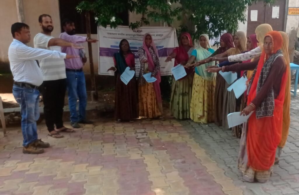 महिलाओं को स्वच्छता ही सेवा की जानकारी दी।