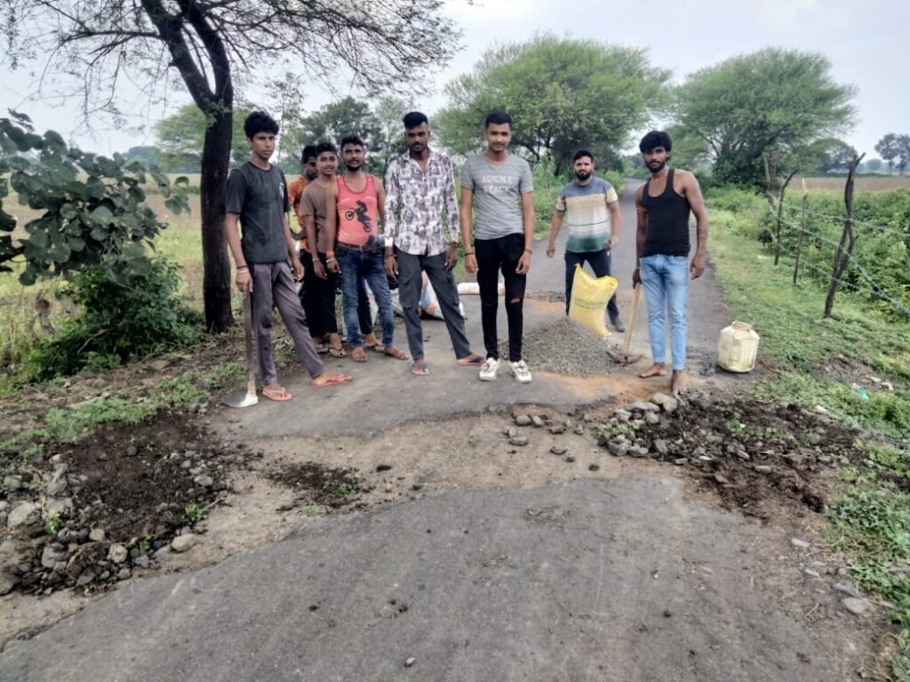 सारंगपुर। युवाओं ने खराब सड़क को ठीक करने की सूध।