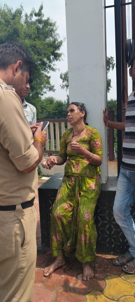 इंदौर।‌ नाले में गिरी बुजुर्ग महिला को यातायात पुलिसकर्मियों ने युवाओं की मदद से बाहर निकाला