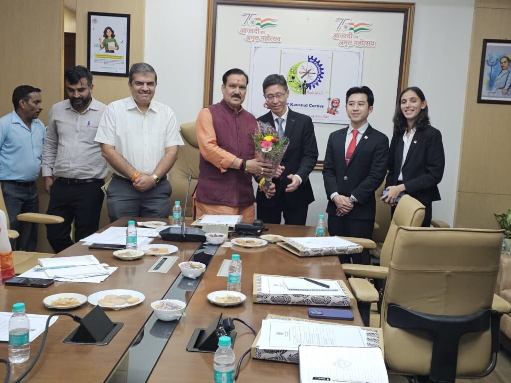 वल्लभ भवन में सिंगापुर प्रतिनिधि मंडल का भव्य स्वागत, राज्यमंत्री (स्वतंत्र प्रभार) श्री गौतम टेटवाल के साथ कौशल विकास पर हुआ सार्थक संवाद
