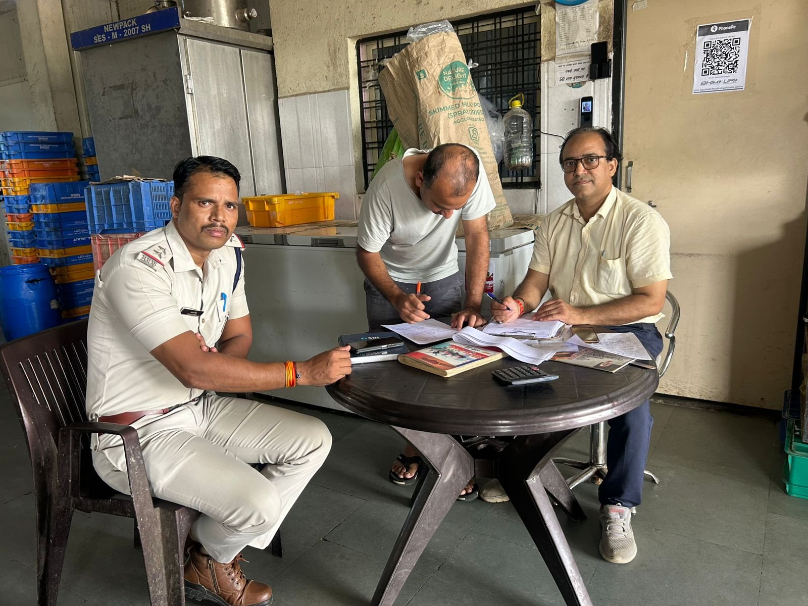 ब्‍यावरा में जांच हेतु लिए गए डेयरी से नमूने