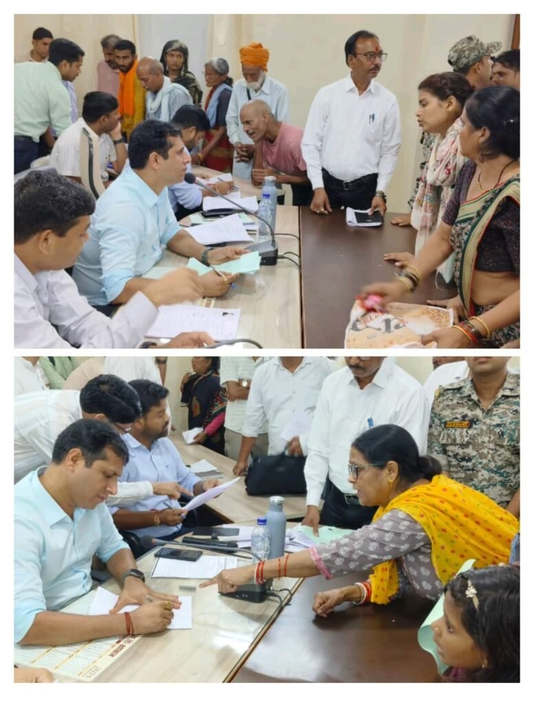 दतिया। कलेक्टर स्वप्निल वानखडे ने जन सुनवाई के दौरान सुनी 100 से अधिक आवेदकों की समस्याएं