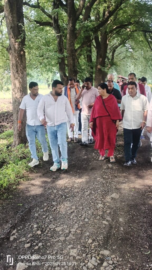 इंदौर। ग्राम दतोदा में फसल निरीक्षण, किसानों की समस्याओं पर हुआ गहन संवाद