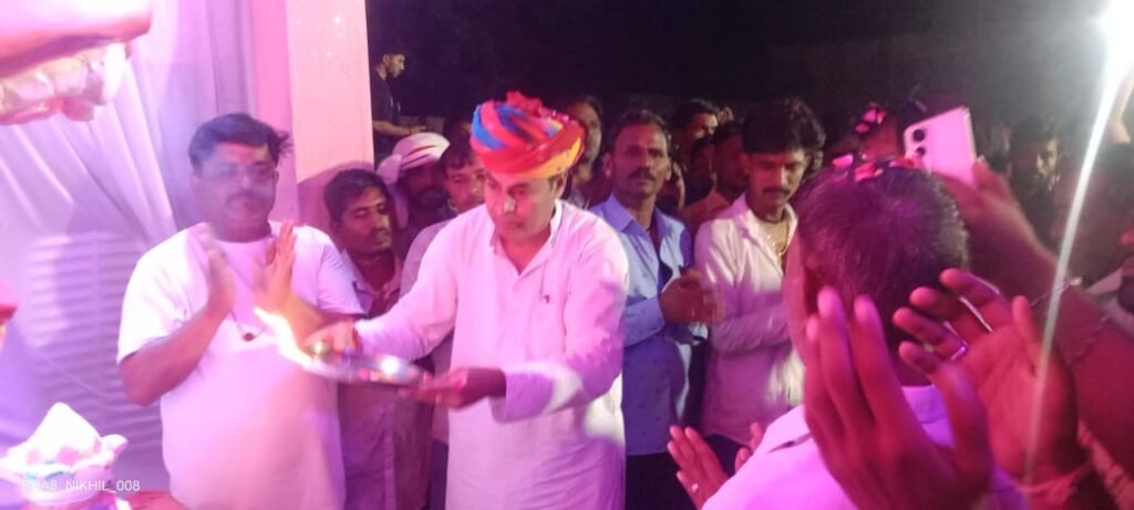 पंडैर में रथ पर सवार कर के रेगर समाज युवा व महिलाओं ने विधायक का किया स्वागत