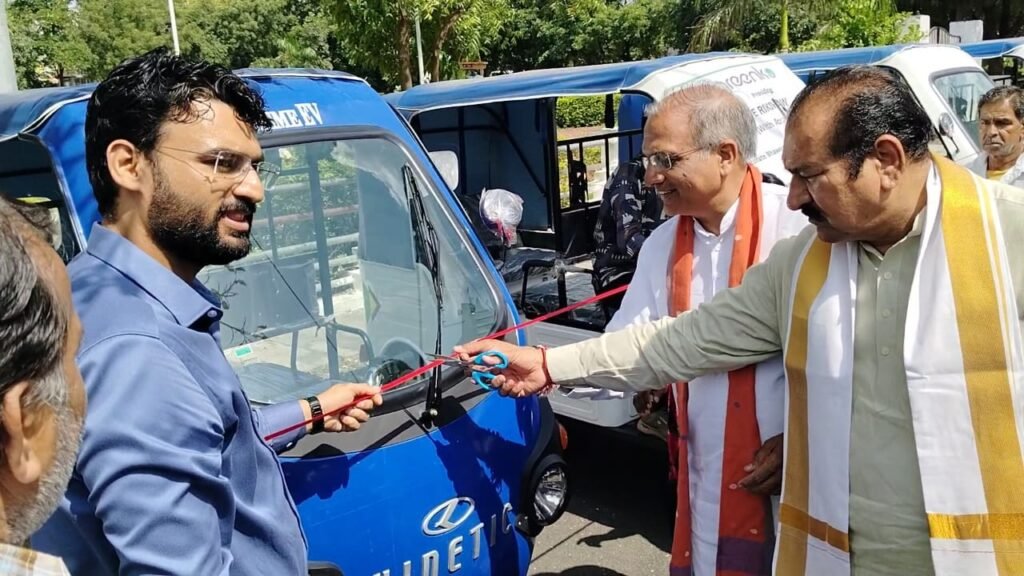 नीमच। सेवा पखवाड़ा अभियान में दिव्यांगों को वितरित किए ई रिक्शा, हरि झंडी दिखाकर किया रवाना