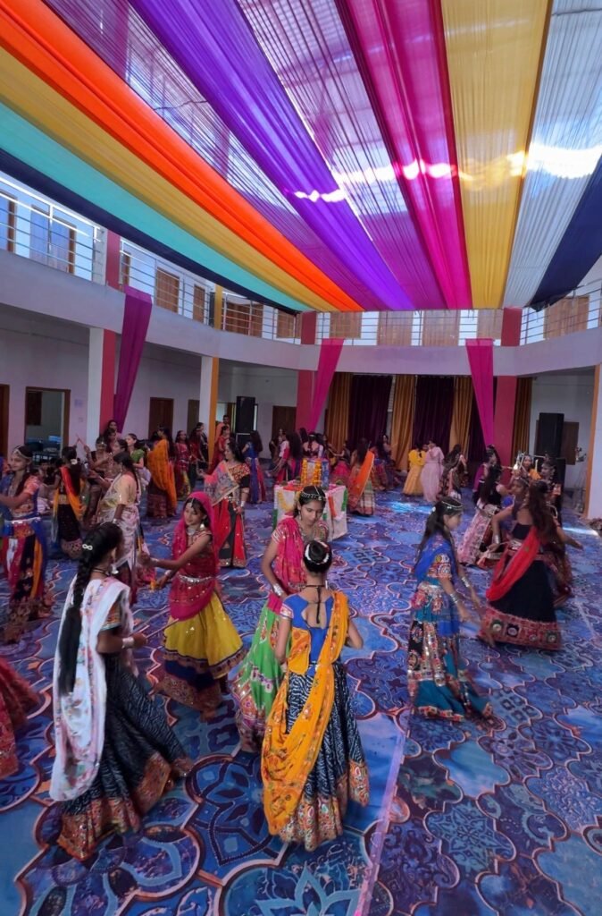 गरबा महोत्सव:- आलोक सेन्ट्रल स्कूल में छात्र -छात्राओ ने किया गरबा डांडिया